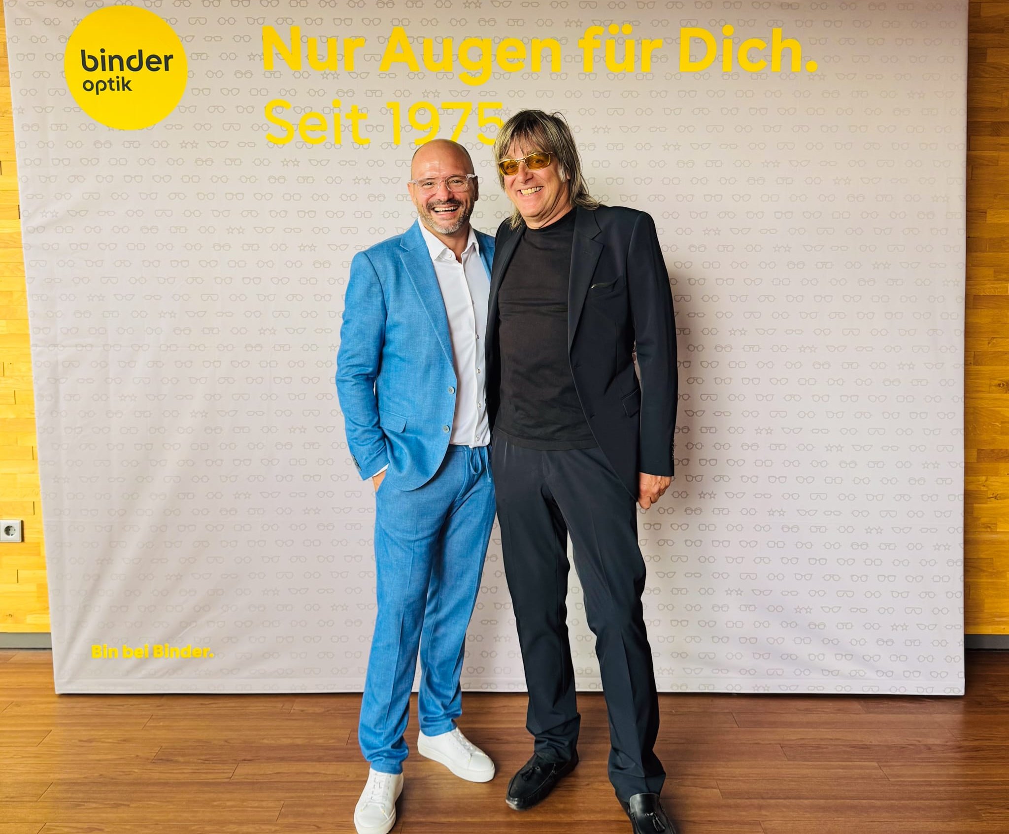 Dominic Baur, Geschäftsführer von Binder Optik (links) mit Schauspieler und Entertainer Michael Gaedt.