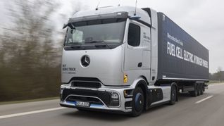 Große Reichweite für schwere Lasten: Daimlers NextGenH2-Truck fährt mit Wasserstoff statt Diesel und schafft mit vollen Tanks bis zu 1.000 Kilometer am Stück.