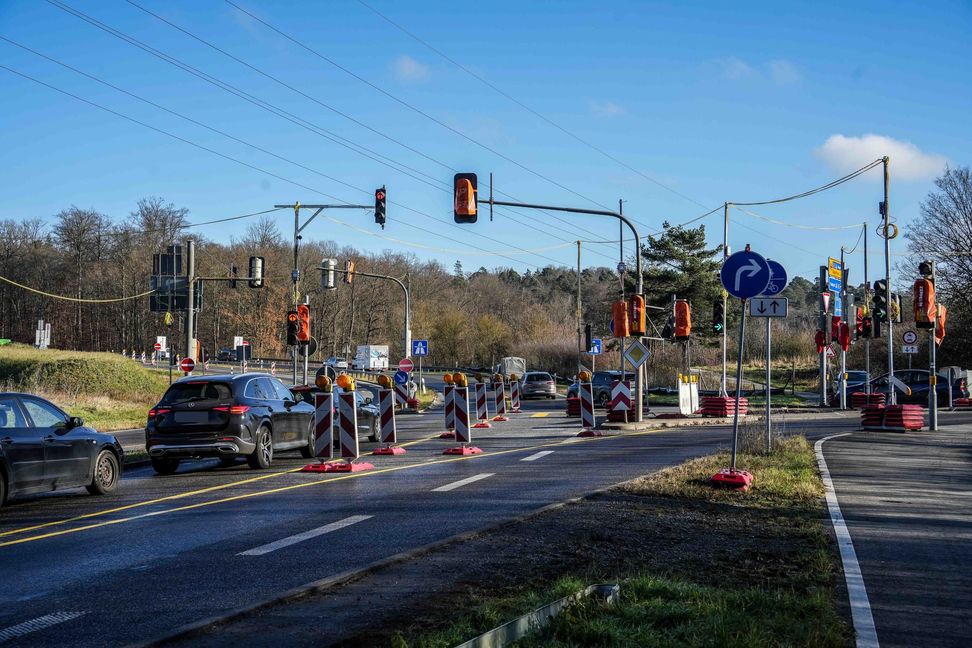 Die rechte Spur ist nur noch für Autofahrer, die nach rechts auf die Kreisstraße wollen.