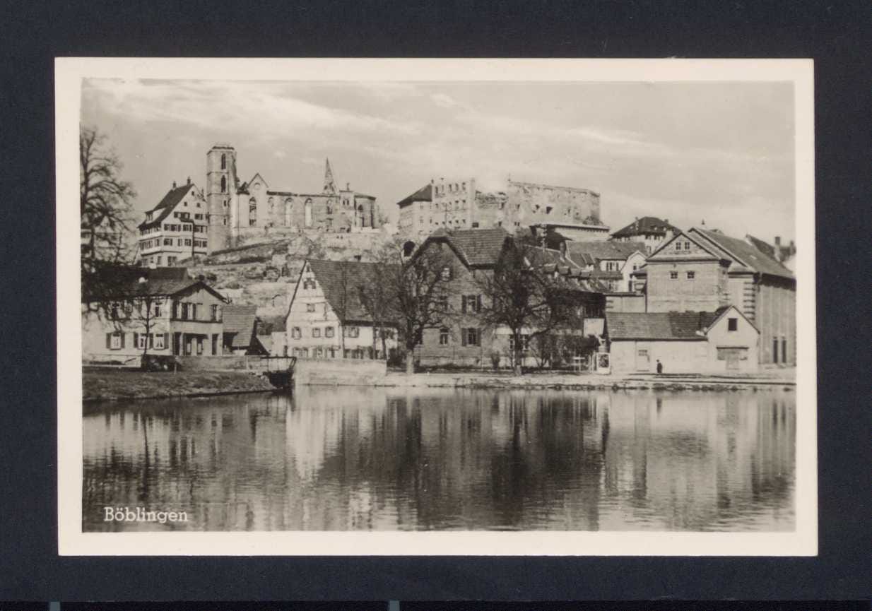 Die Stadtkirche und der Südflügel des Schlosses in Trümmern.