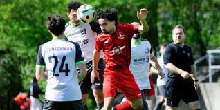 Magstadts Lavadinho Schäfer gewinnt das Kopfballduell mit dem Maichinger  Emin Özkan.