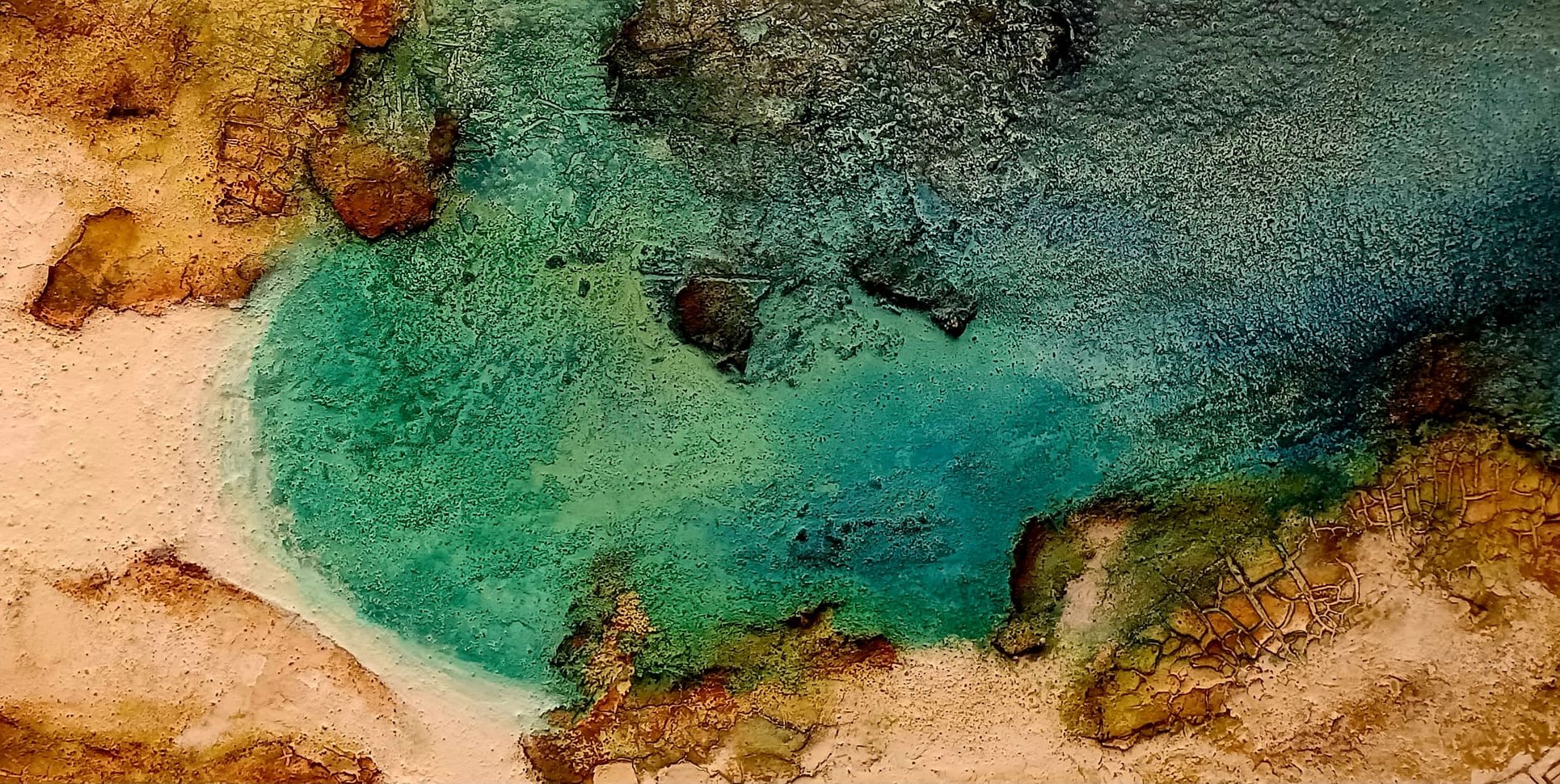 Tina Fais aus Ehningen zeigt in Sig Brommers Galerie in der Planiestraße 13 ihre Bilder aus, die unter anderem aus Sand, Holz und Asche entstehen. Bis zum 26. September rund um die Uhr von der Straße aus zu sehen.