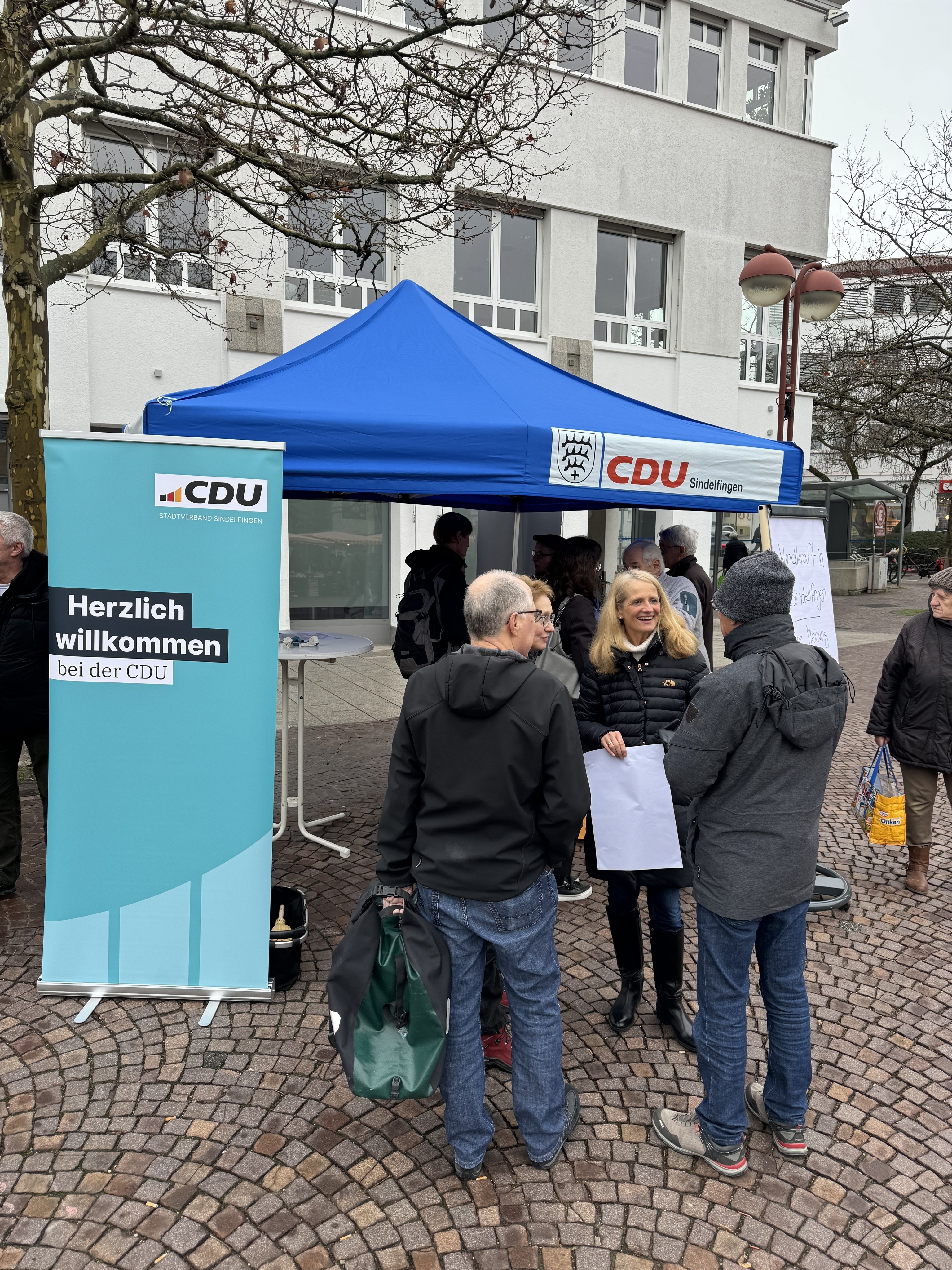 Viele los am Infostand der CDU. Bild: z