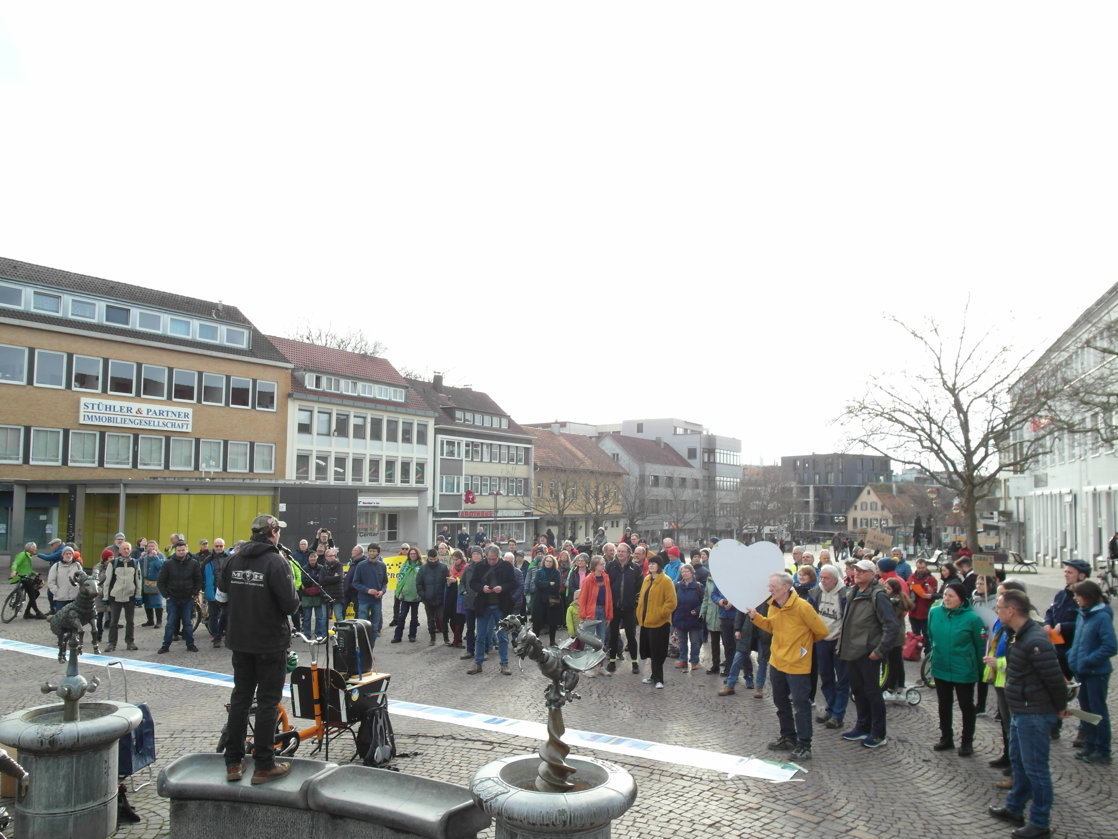 Rund 150 Menschen haben am Freitag auf dem Sindelfinger Marktplatz für besseren Klimaschutz demonstriert. Zu der Kundgebung aufgerufen hatten „Fridays for Future“, Greenpeace, „Radinitative Sindelfingen“ und „WindkraftBB“.