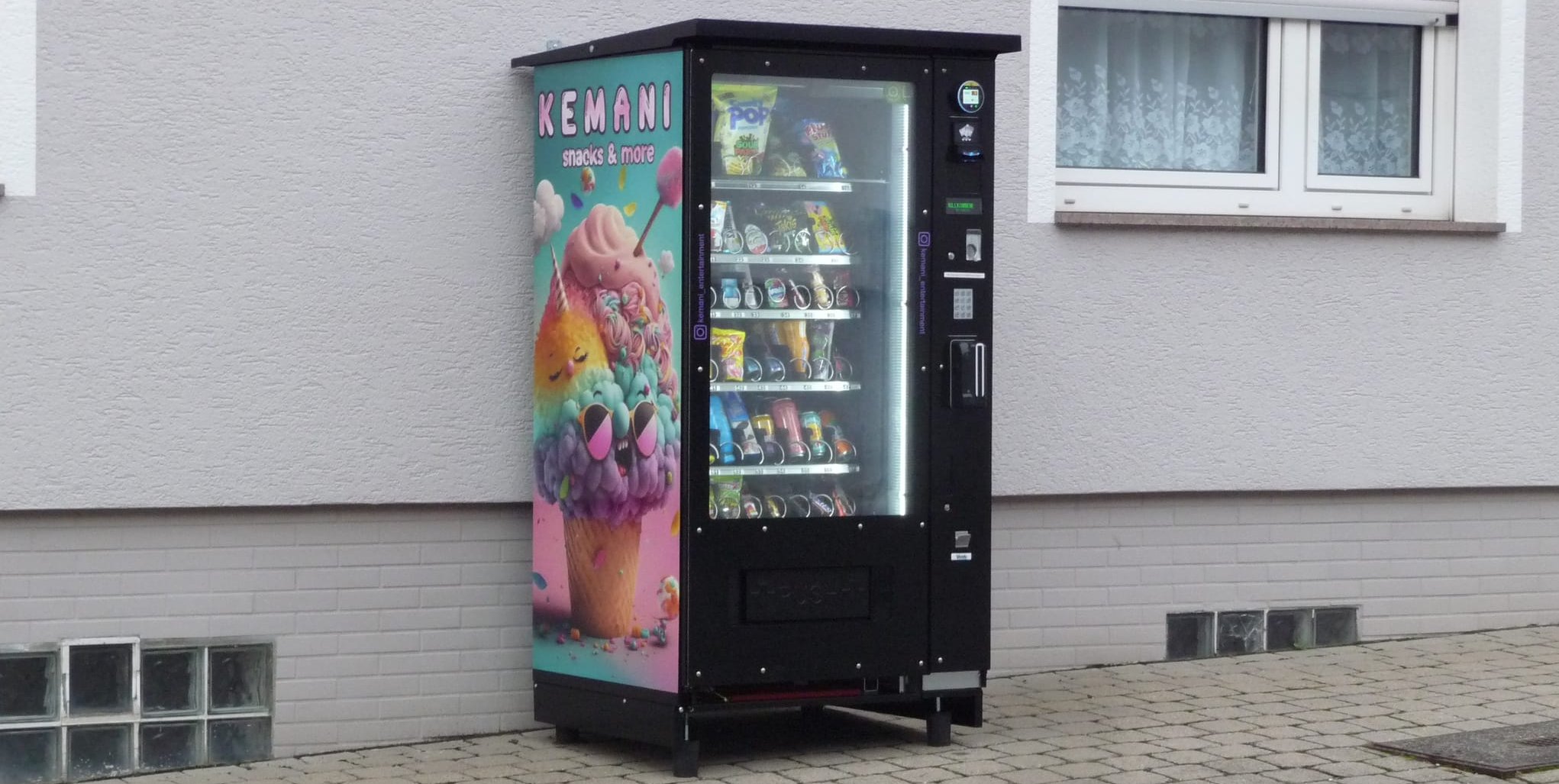 Der Süßigkeiten- und Getränkeautomat am Schulweg, an der Alten Stuttgarter Straße vor dem Haus Nummer 33, sorgt in Magstadt nach wie vor für Diskussionen. Bild: Reichert