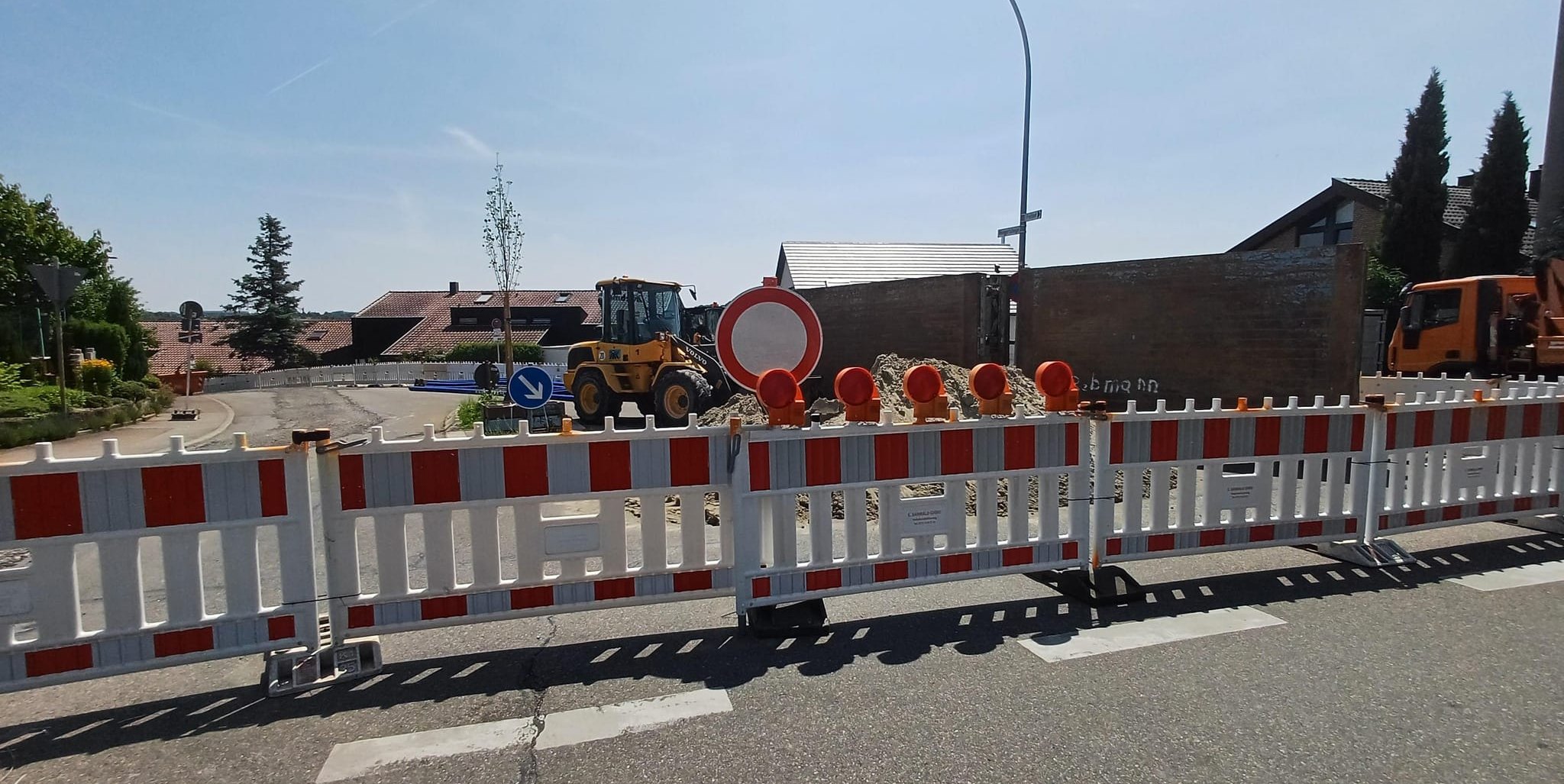 Die Wengertsteige ist aktuell komplett dicht. Für Fußgänger bleibt ein Gehwegbereich frei.
