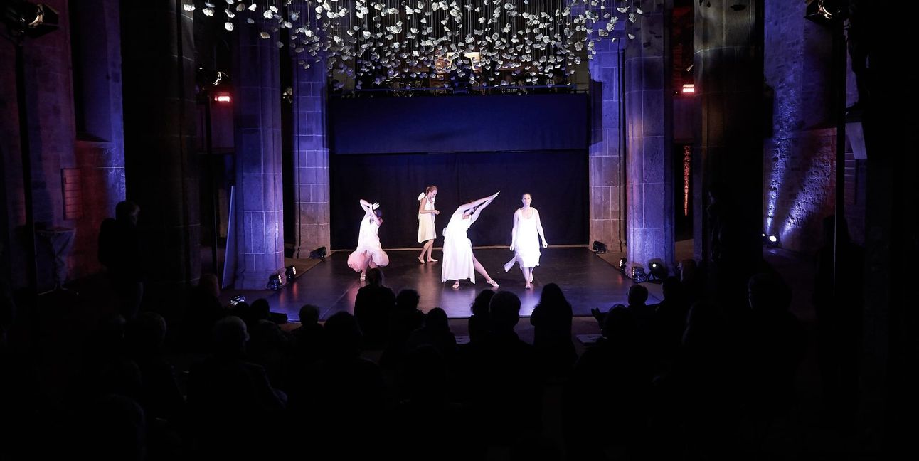 Die Reihe „Leere Kirche“ bietet fesselnde Raumerfahrungen wie hier zuletzt 2022 mit Tanztheater, Kunstinstallation und Lichtkunst.