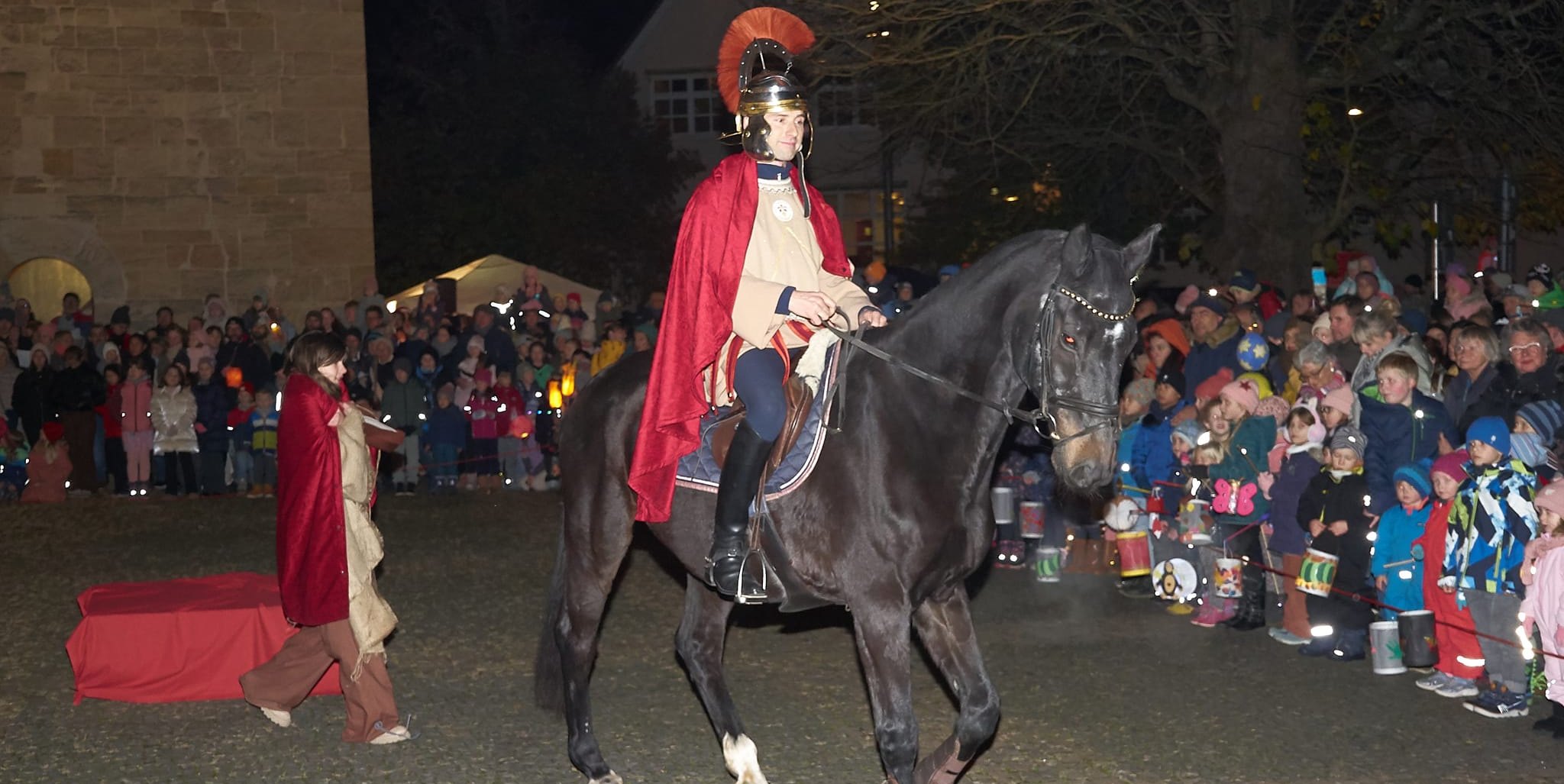 Beim traditionellen Martinsritt in Sindelfingen reitet der heilige Martin hoch zu Ross durch die Innenstadt.