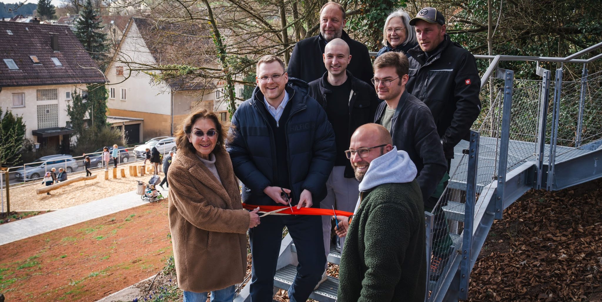 Bürgermeister Chris Nathan (Zweiter von links), Vertreter der Gemeinderatsfraktionen und der beteiligten Firmen Kienleplan, Bobla Garten- und Landschaftsbau sowie B&L eröffnen gemeinsam den neuen Stadtpark.
