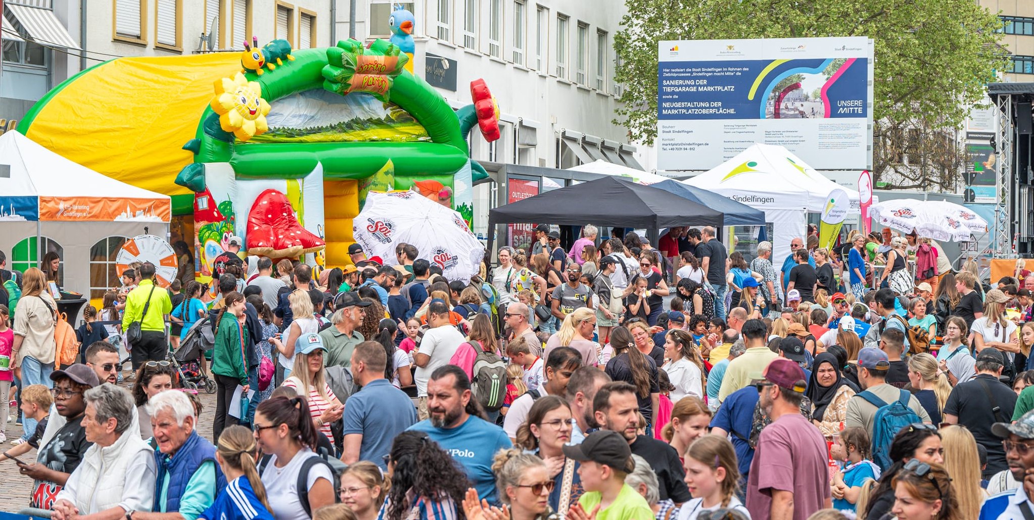 Ein voller Marktplatz bei strahlendem Sonnenschein, City-Marketing und Händler zeigen sich zufrieden mit dem verkaufsoffenen Sonntag.
