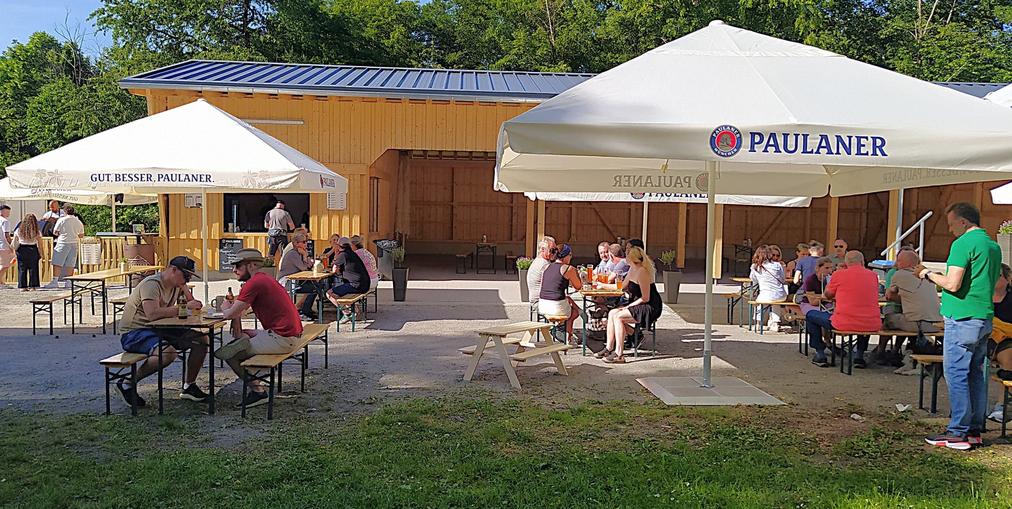 Der Magstadter Biergarten vor der Blockhütte „An den Buchen“. Am vergangenen Freitag zur Eröffnung wie auch am Samstagabend herrschte großer Andrang, am Sonntagnachmittag war der Besuch eher verhalten.