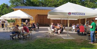 Der Magstadter Biergarten vor der Blockhütte „An den Buchen“. Am vergangenen Freitag zur Eröffnung wie auch am Samstagabend herrschte großer Andrang, am Sonntagnachmittag war der Besuch eher verhalten.