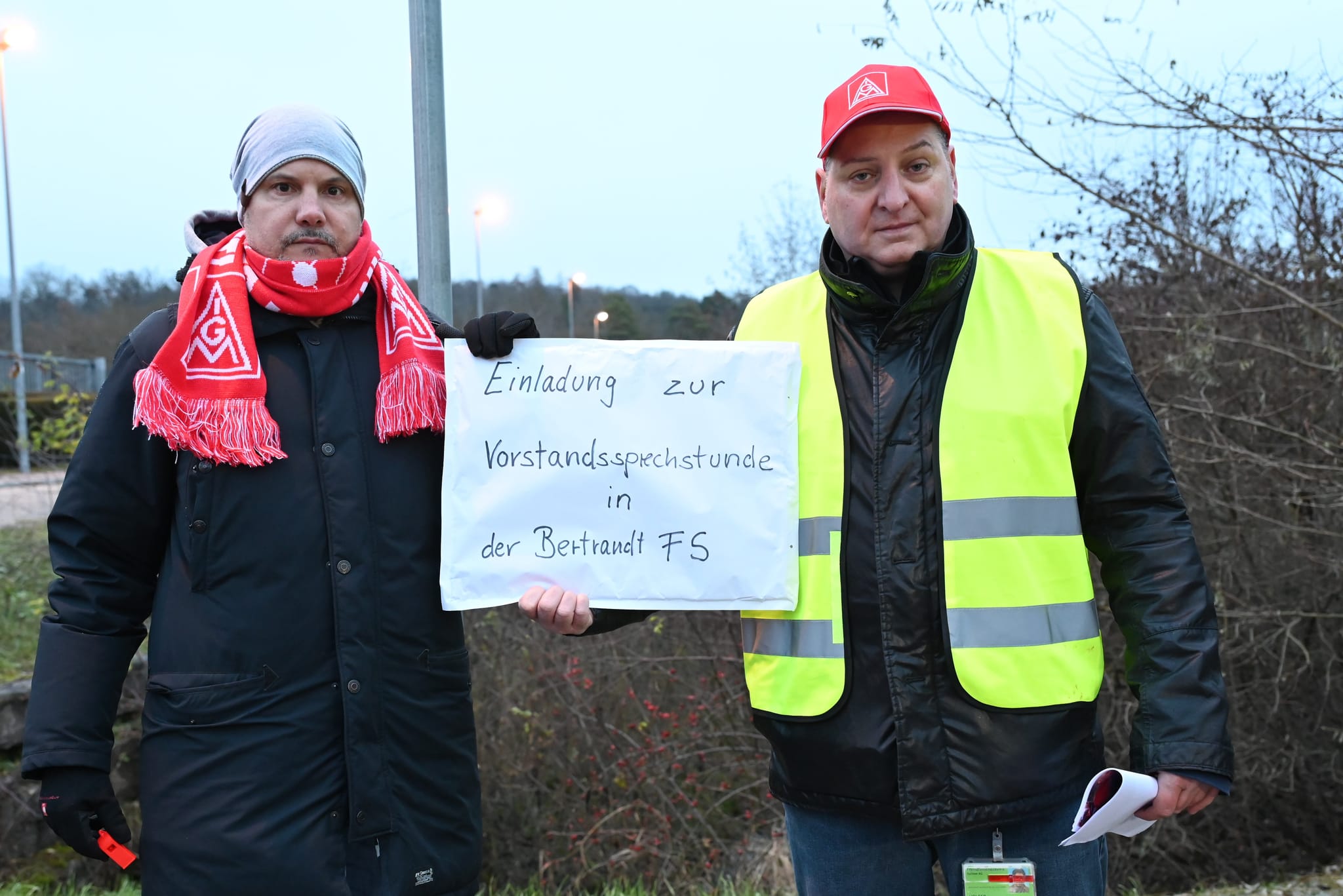 Der Betriebsratsvorsitzende Holger Lung (rechts) und sein Stellvertreter Edin Rizvanovic mit der Einladung zum Gespräch an den Vorstand.