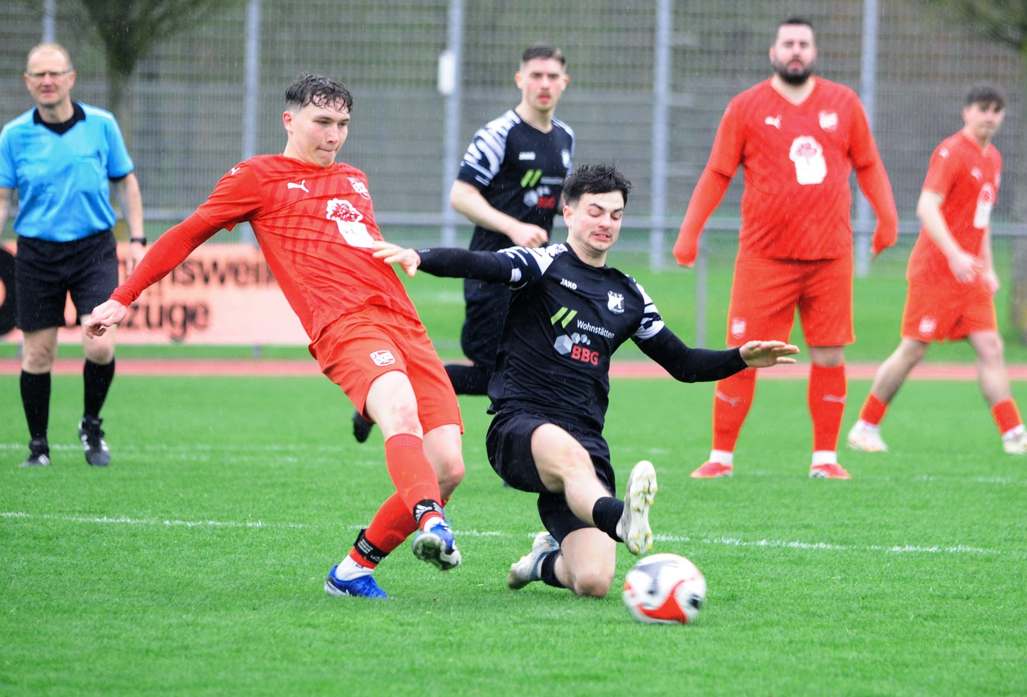 Voller Einsatz von Dagersheims Johannes Drotleff (schwarzes Trikot) beim 4:2-Sieg gegen den SV Nufringen.