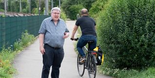 Uwe Czier (links) will erreichen, dass die vorherige Beschilderungr am Gärtringer Bahnhof  wieder umgesetzt wird. Bild: Vescey
