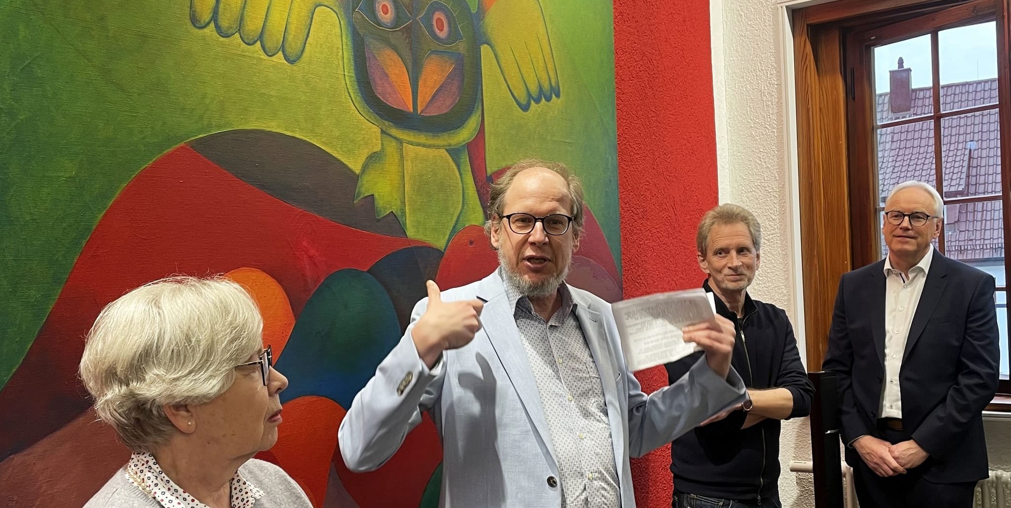Vernissage im Rathaus vor dem „Geflügelten Herrscher“ Hans Bäurles: von links Corinne Kober-Kleinert, ehemalige Sprachenchefin der Volkshochschule Böblingen-Sindelfingen und Fachbuch-Autorin, Galerist Marko Schacher, der Altdorfer Saxofonist Achim Stohr und Bürgermeister Erwin Heller.