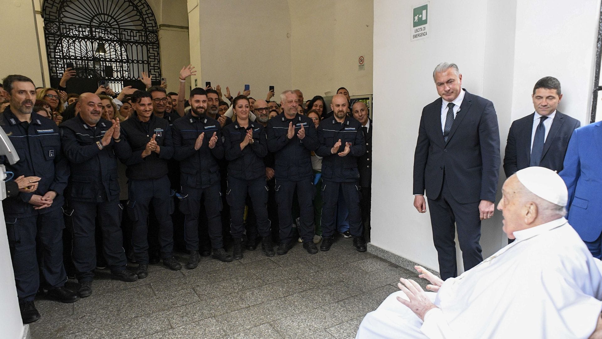Bei seinem Besuch in einem Gefängnis am Gründonnerstag wurde der Papst mit Applaus begrüßt.