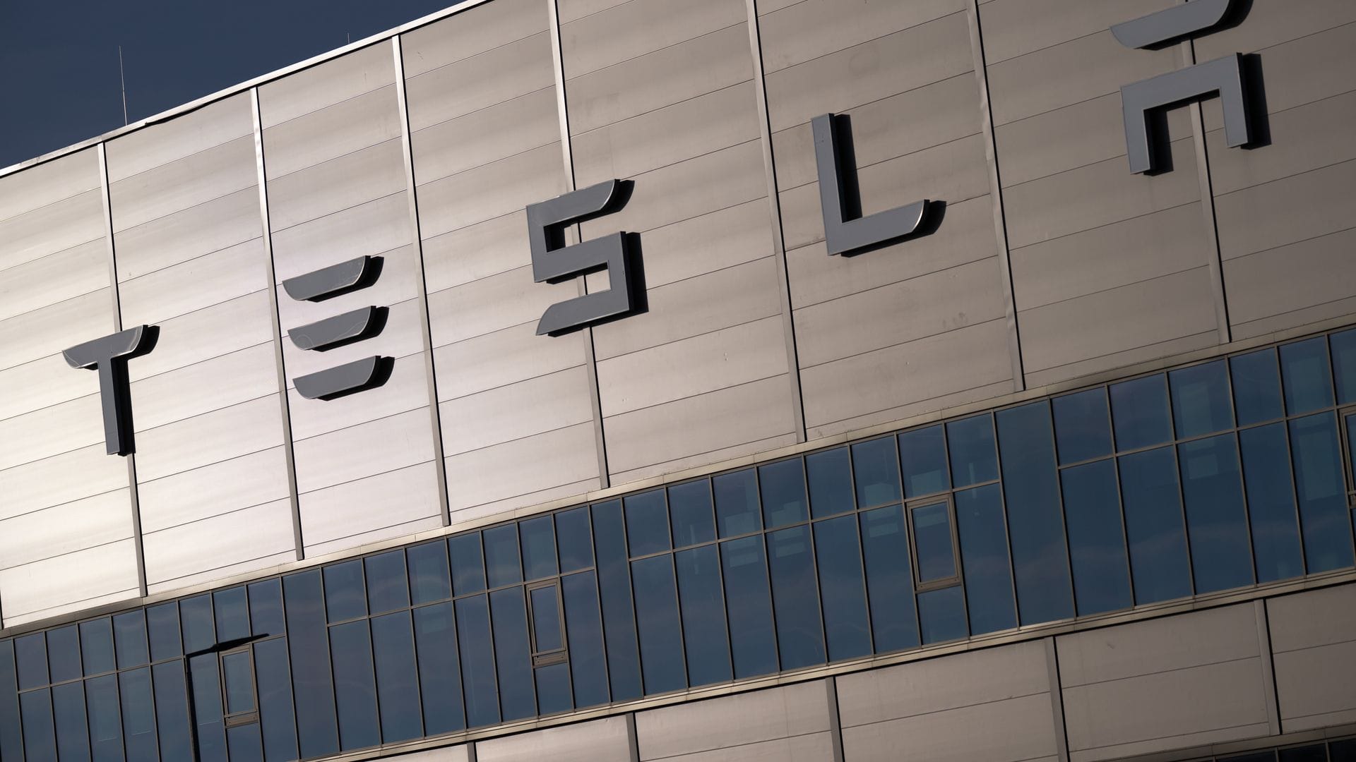 Der Werksleiter der Tesla-Fabrik in Grünheide, André Thierig, zeigt sich zuversichtlich für das Jahr 2026. (Archivbild)
