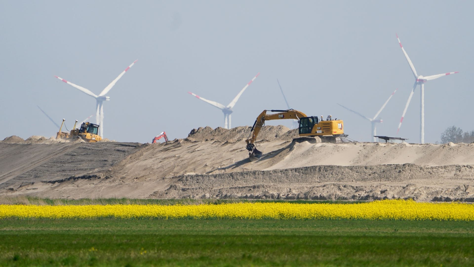Die Landesschutzdeiche in Schleswig-Holstein werden zu sogenannten Klimadeichen ausgebaut. (Archivbild)