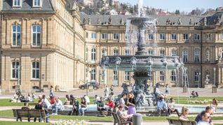 Der Schlossplatz lädt im Laufe der Woche zum Sonnen ein (Archivbild).