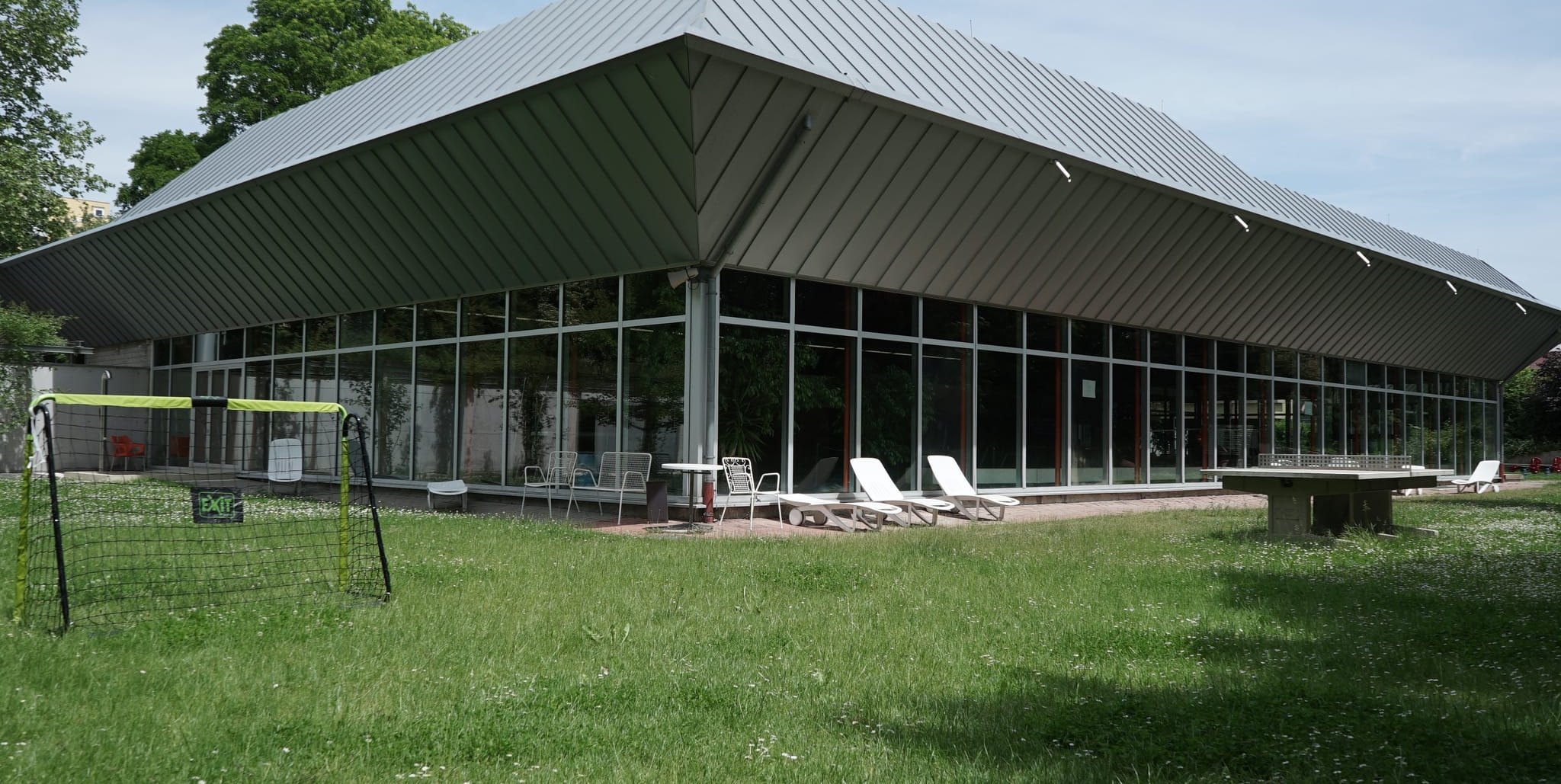 Das ehrenamtlich betriebene Gartenhallenbad gehört zu den wichtigen Maichinger Errungenschaften.