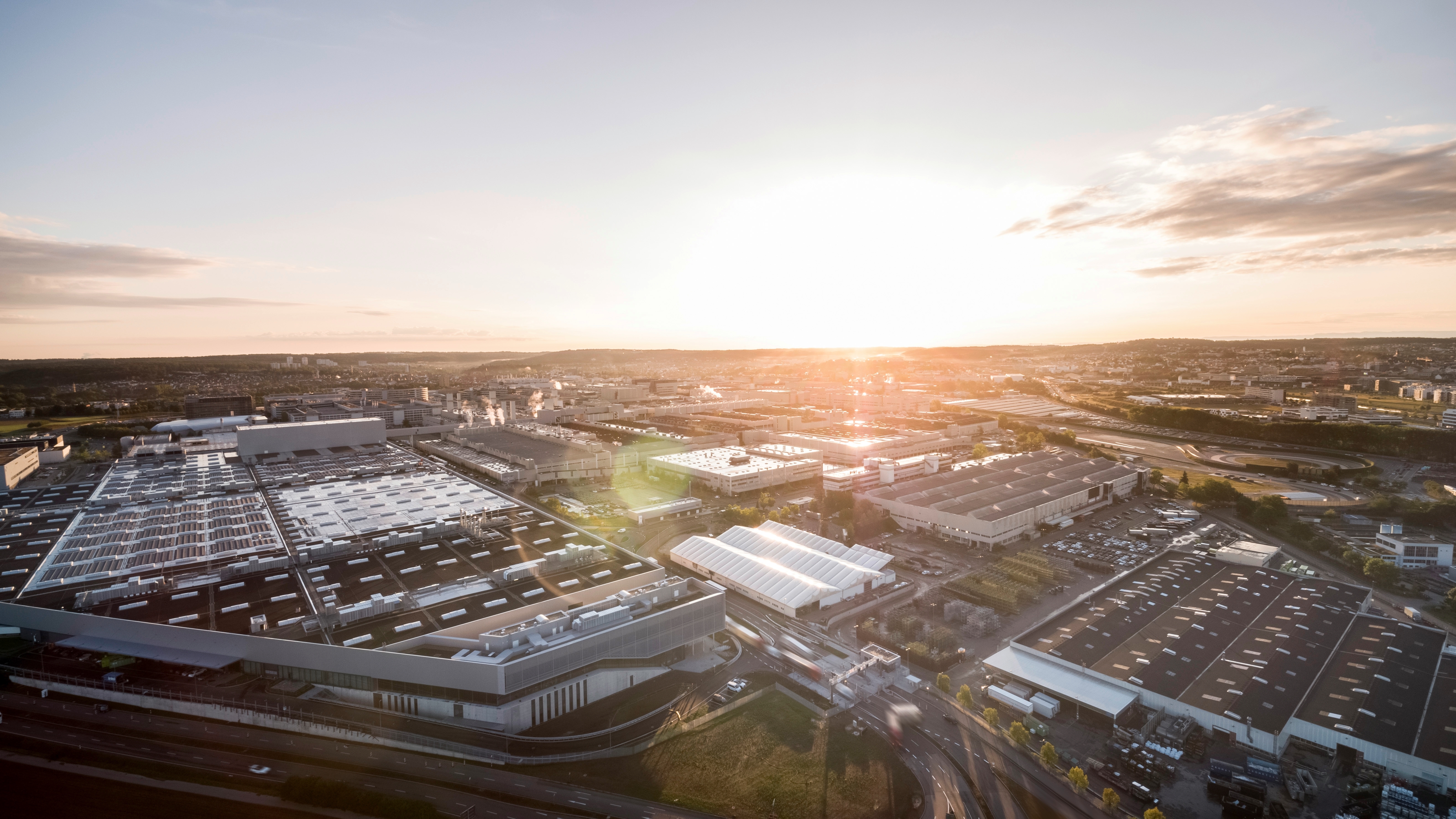 Flexibel, digital, effizient und nachhaltig: Die vor zwei Jahren eingeweihte Factory 56 (links) am Standort Sindelfingen verkörpert die Zukunft der  Produktion bei Mercedes-Benz. „Die Automobilindustrie verändert sich, da sollten wir als Landkreisverwaltung vorbereitet sein und diese Entwicklungen bestmöglich flankieren“, sagt Astrid Saalbach, Nachhaltigkeits-Managerin des Landkreises Böblingen.     Bild: z