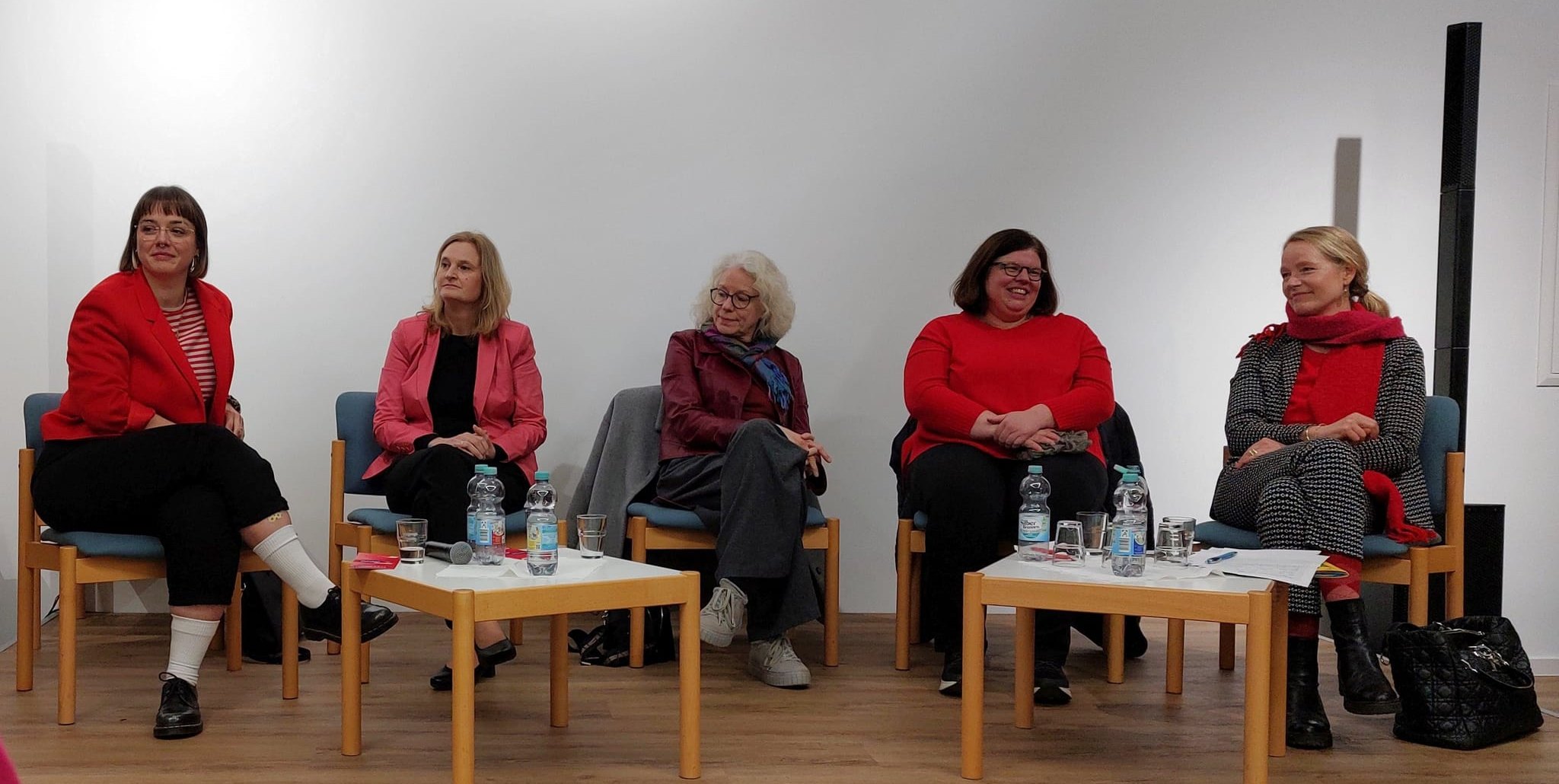 Katrin Penzenstadler, Regina Dvořák-Vučetić, Dr. Christine Watrinet, Farina Semler und Thekla Walker (von links) diskutierten über Themen, die besonders Frauen betreffen. 	Bild Lück
