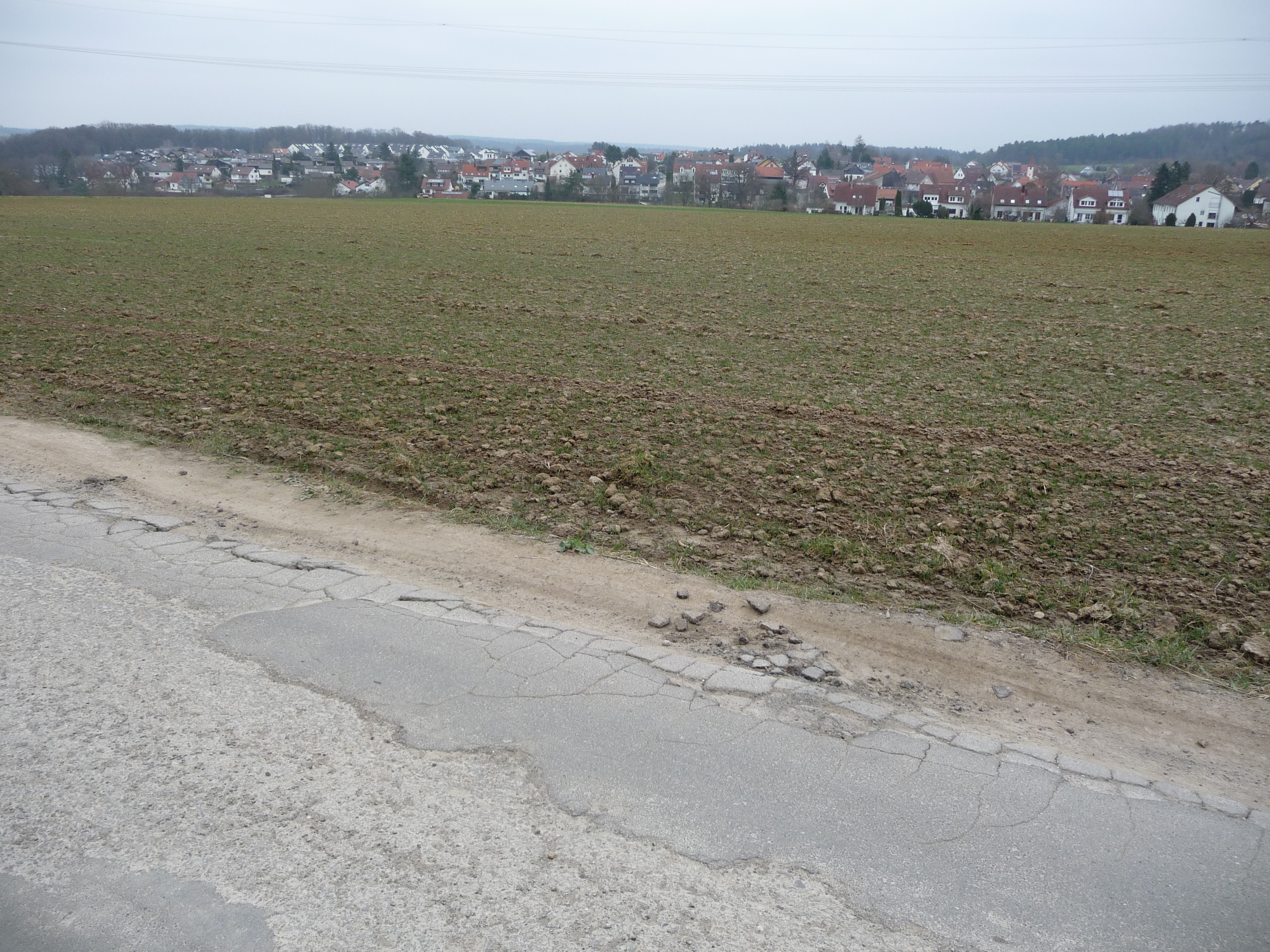 Ein knappes Jahr Umleitung hat den Feldweg bei Neuweiler ziemlich ramponiert. Er soll vor dem Radrennen einen neuen Belag erhalten. Bild: Reichert