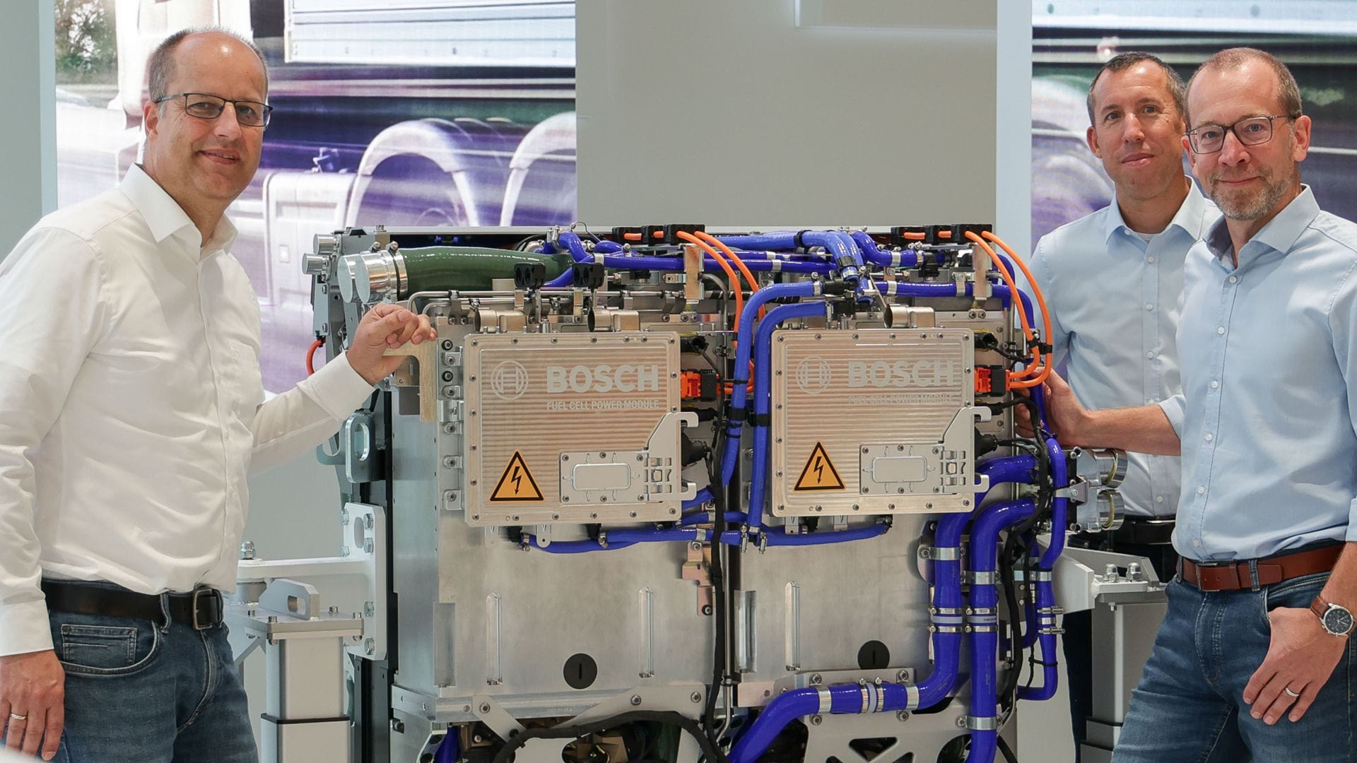 Die Boschler Kai Weeber, Pierre Andrieu und Christoffer Uhr (v.l.) mit dem Brennstoffzellensystem, das ihnen die Nominierung für den Zukunftspreis eingebracht hat.