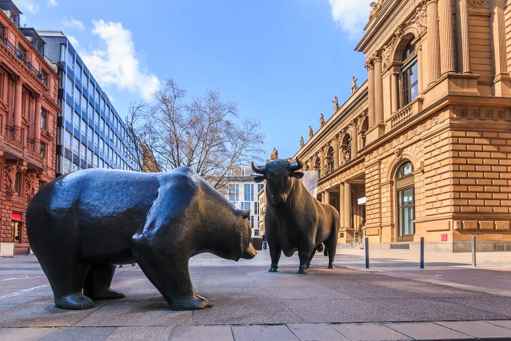 Auf oder ab? Bär und Bulle vor der Frankfurter Börse.
