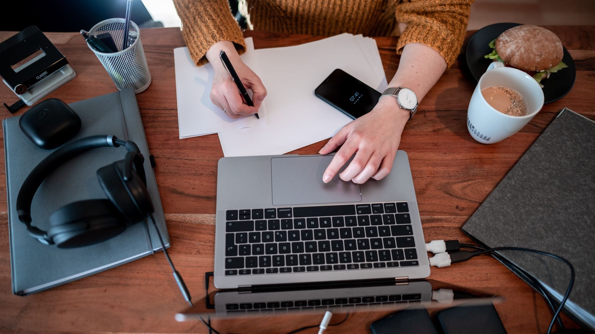 Wer viel im Homeoffice tätig ist, sollte sich vornehmen, immer wieder kurze, informelle Gespräche mit Kollegen oder Führungskräften einzuplanen.