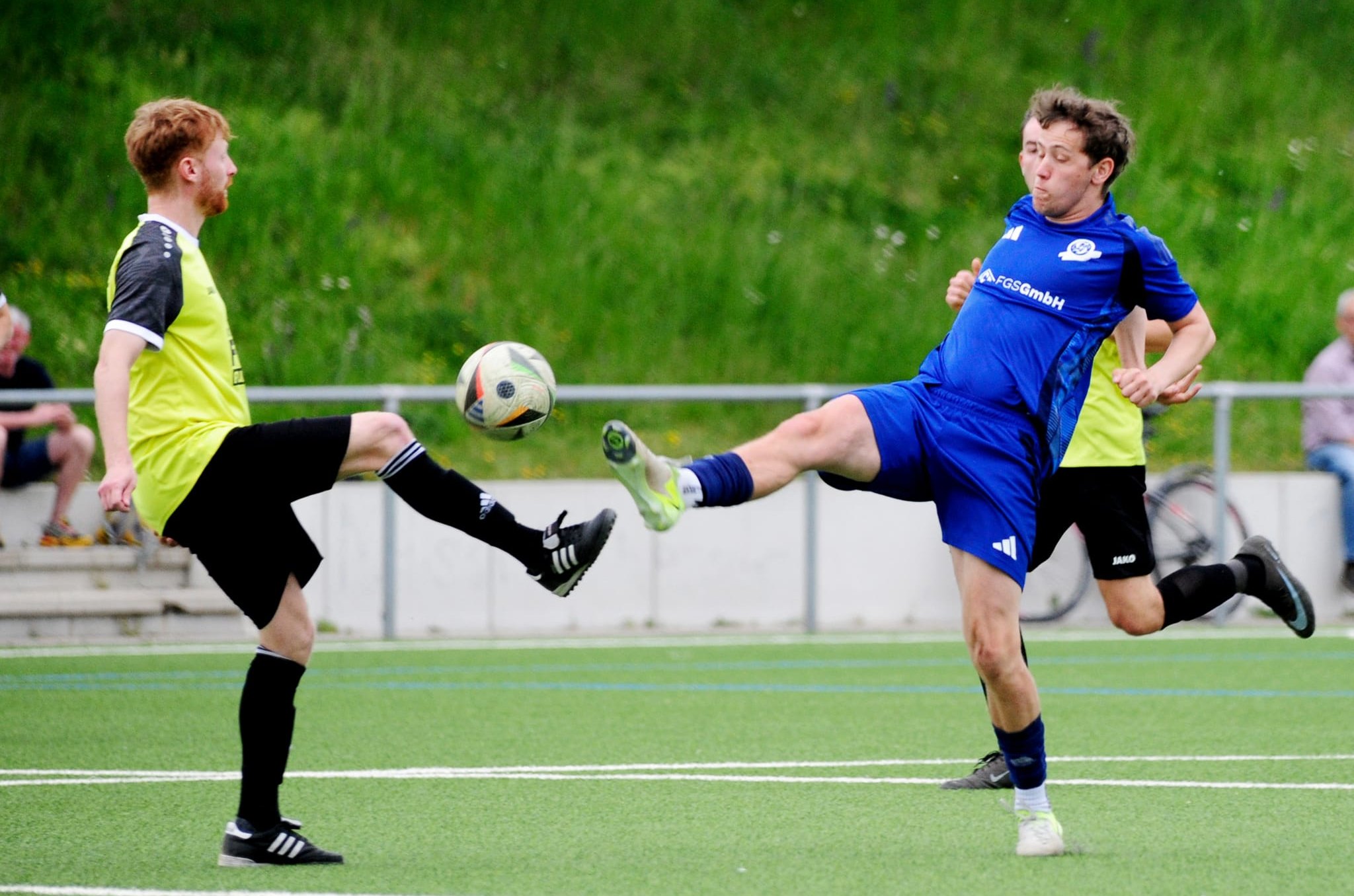 Zweikampf zwischen Aidlingens Philipp Musch (links) und Sindelfingens Luis Walter.