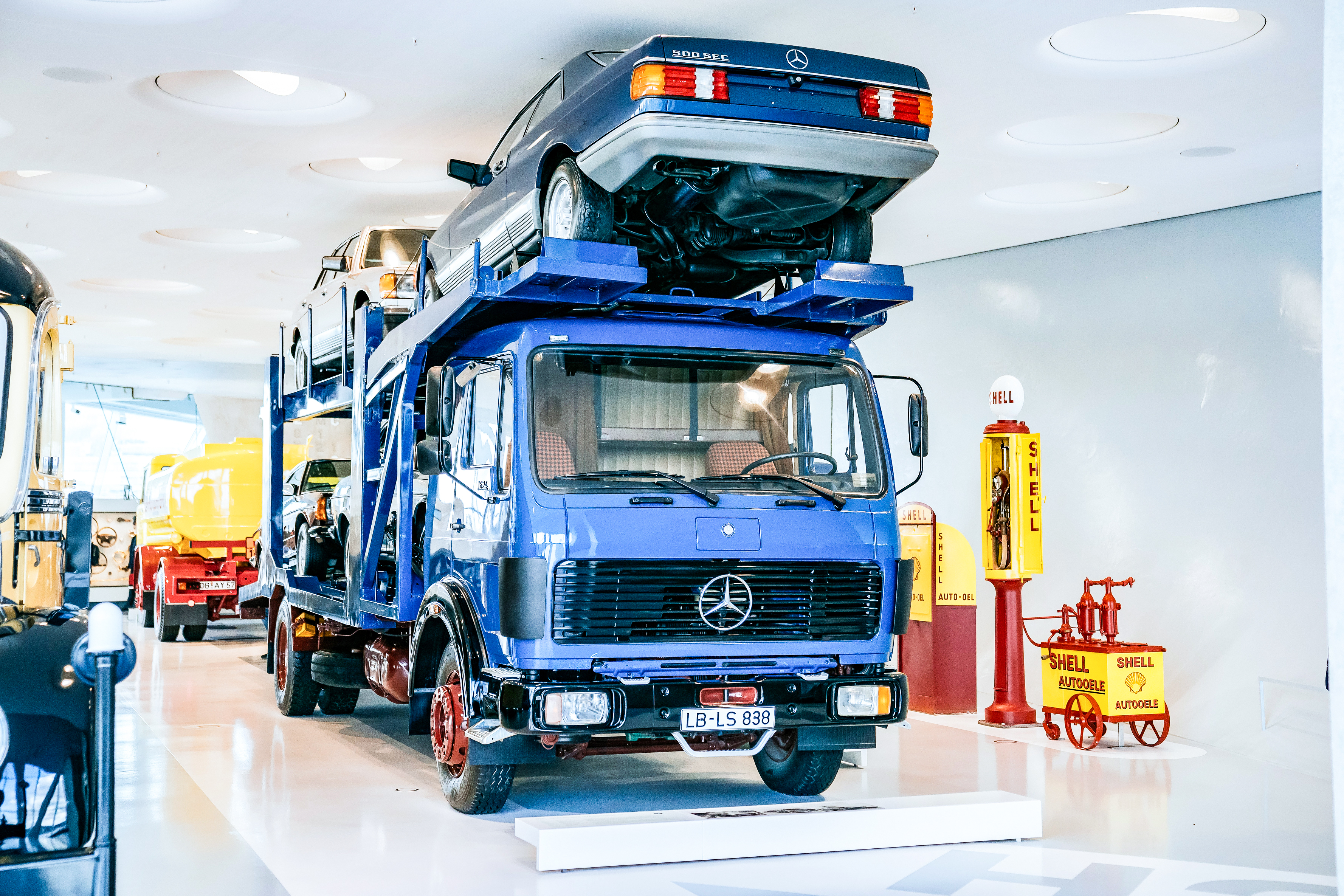 Der Autotransporter im Mercedes-Benz Museum.