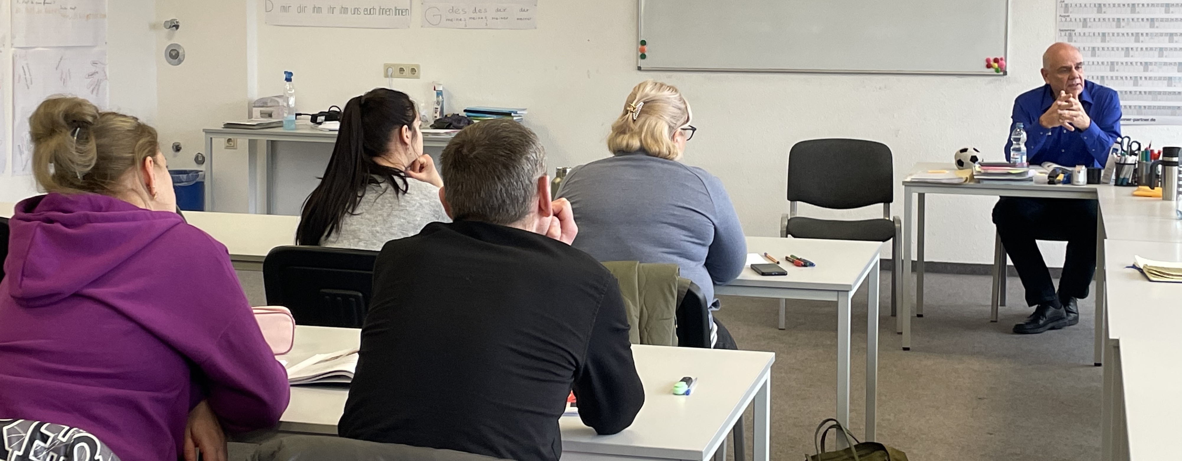 Die meisten ukrainischen Geflüchteten im Kreis Böblingen besuchen erst einmal den Integrationskurs. Dort lernen sie die deutsche Sprache, was essenziell ist, um in den Arbeitsmarkt integriert werden zu können. Donner + Partner Bildungszentren in Sindelfingen ist ein Sprachkursträger. Doch auch nach dem erfolgreichen Absolvieren des Kurses können nicht alle sofort arbeiten. Bild: Gospodarczyk
