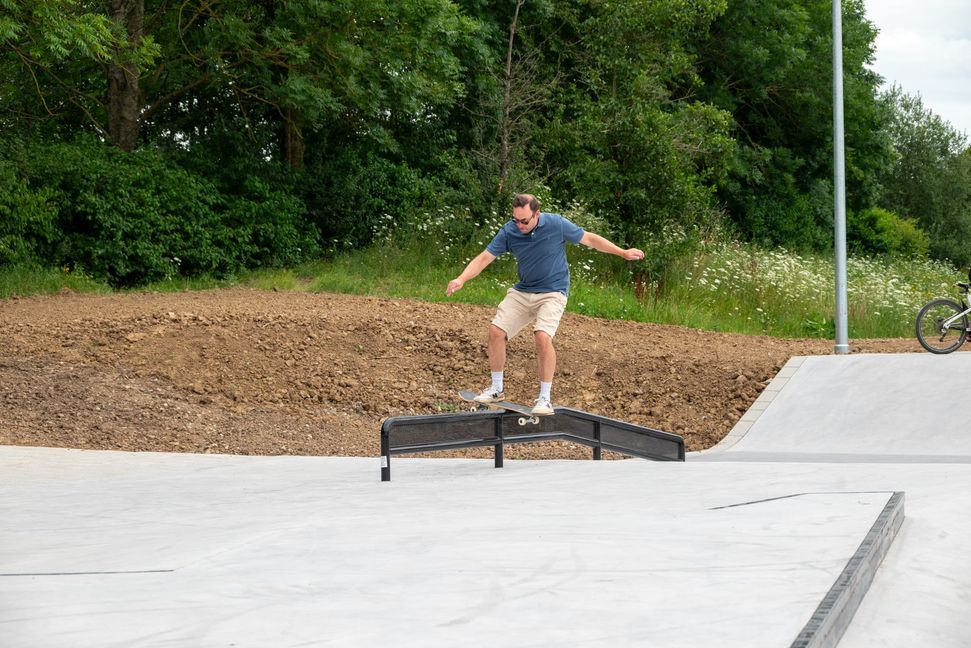 Seit seiner Jugend mit dem Skateboard unterwegs, lässt es sich Bürgermeister Lukas Rosengrün nicht nehmen, die neue Anlage zu testen.