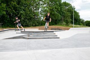 Max und Levy testen die neue Anlage und probieren gleich einige Tricks aus.