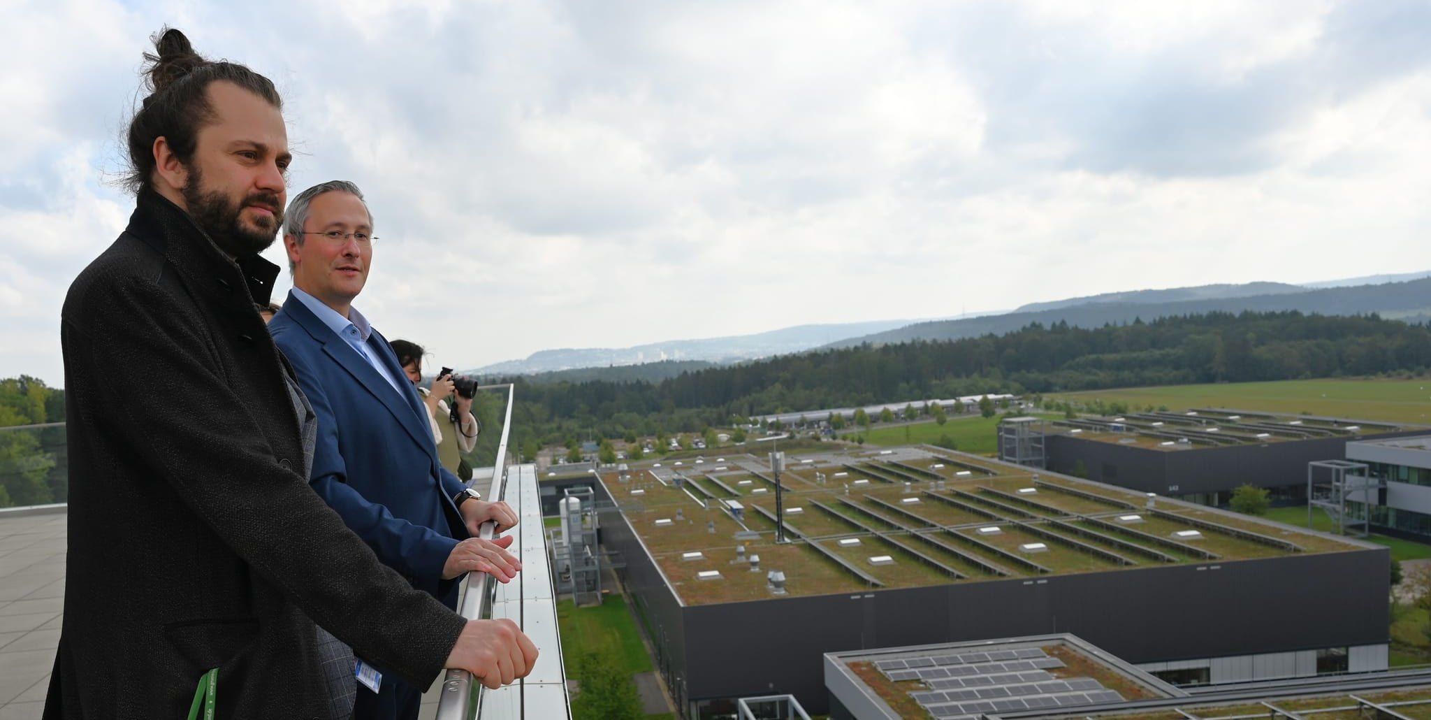 Der Blick von der Dachterrasse des Hochhauses auf den übrigen Teil des Renninger Bosch-Campus. Der Sindelfinger Grünen-Bundestagsabgeordnete Tobias Bacherle (vorne) mit Michael Pfeiffer, Leiter der Bosch-Entwicklung für Künstliche Intelligenz.