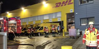 Die Feuerwehr löschte die Rollcontainer in der Halle und brachte sie ins Freie.
