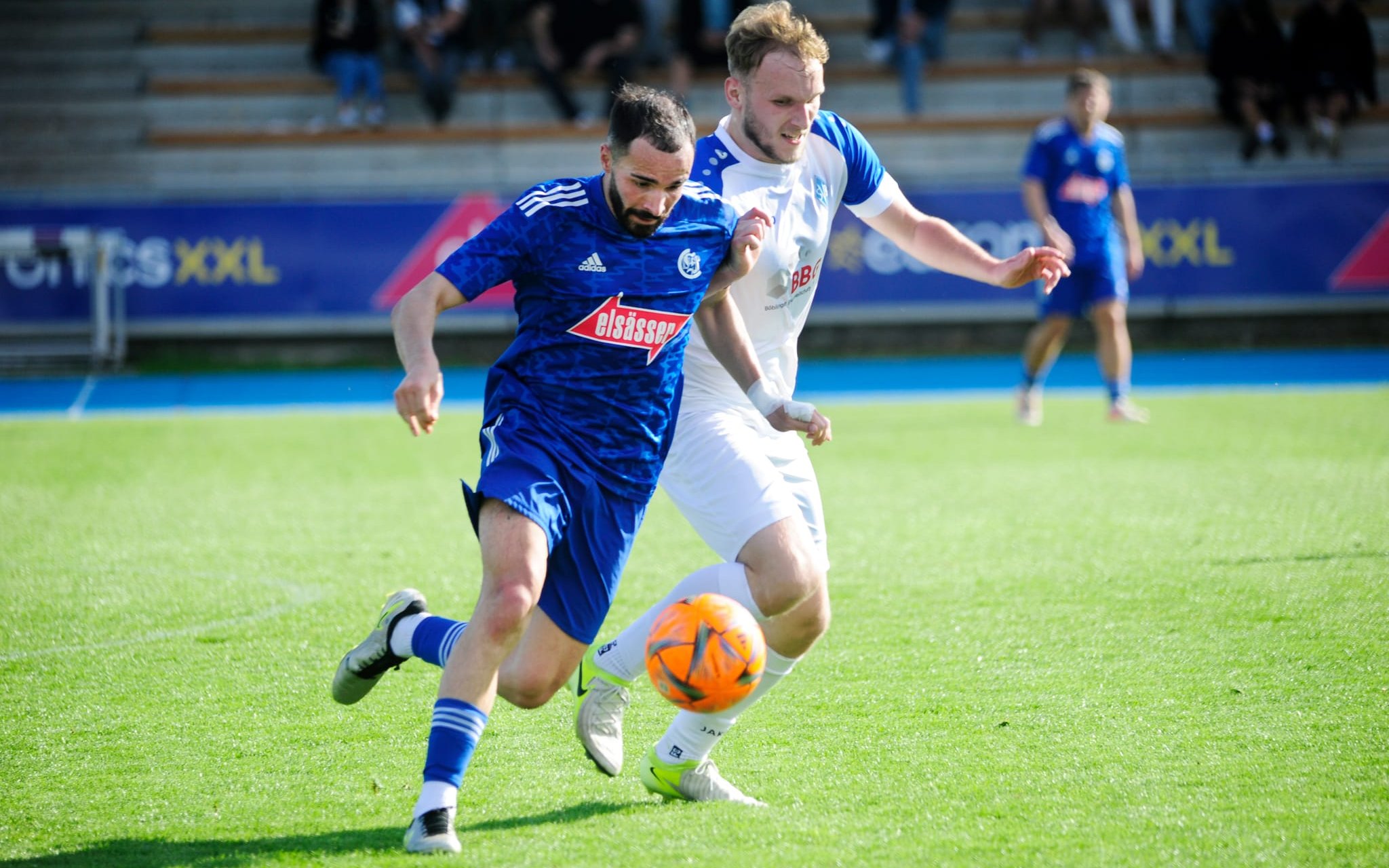 Sindelfingens André Simao (blaues Trikot) beim Zweikampf mit Böblingens Filip Hlebec.
