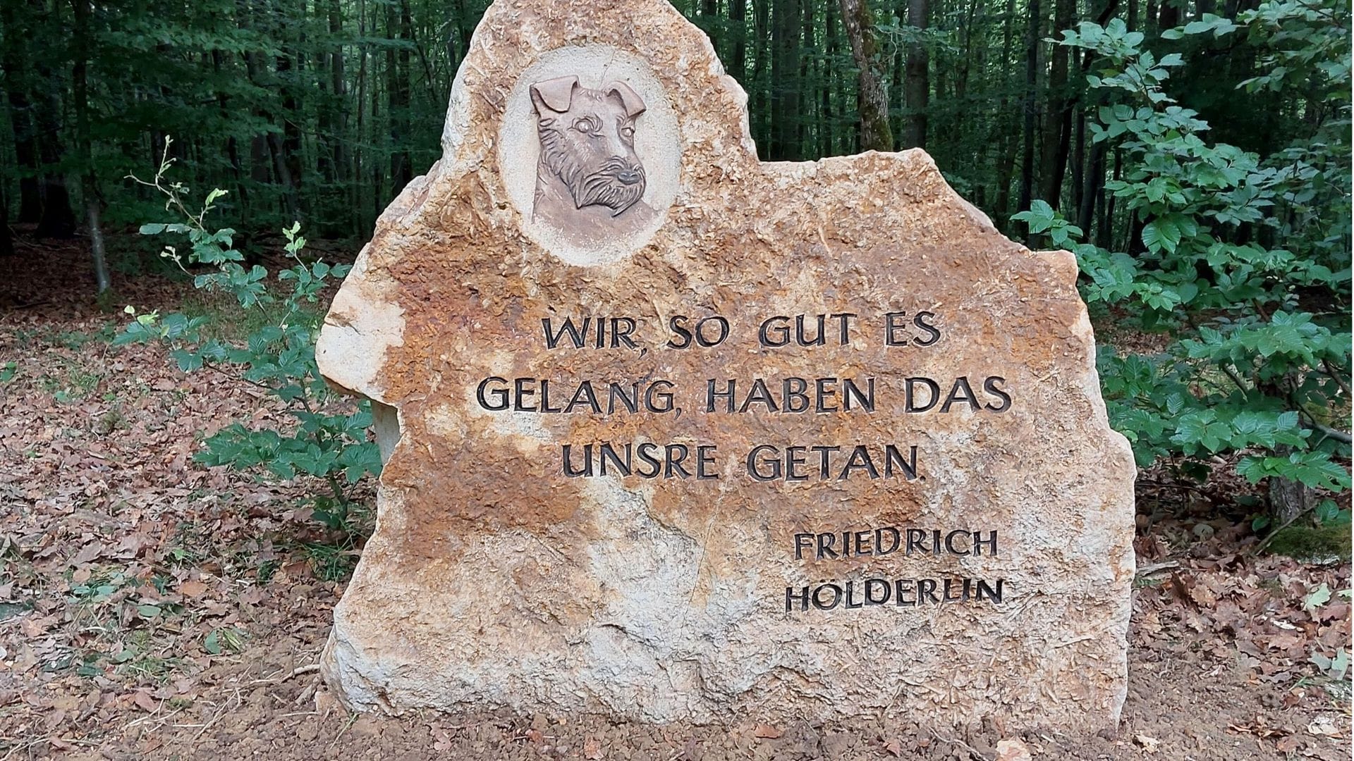 Der Steinmetz Jonathan Grass aus Pfrondorf gestaltete den Stein.