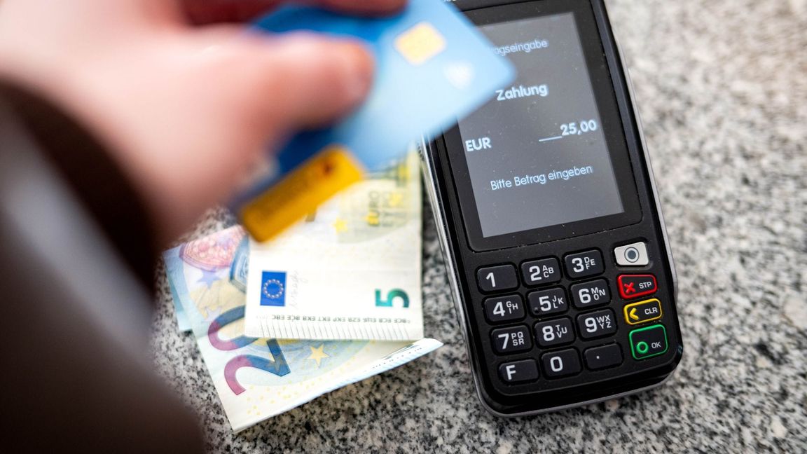 Sowohl zu Hause als auch im Ausland greift zum Bezahlen nur noch gut ein Drittel der Deutschen auf Bargeld zurück. (Symbolbild)