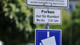 Auf immer mehr Parkplätzen, vor allem von Supermärkten, wird das Parken digital erfasst und von externen Dienstleistern abgewickelt. (Archivbild)