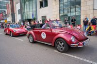 Von VW Käfer bis Mini, von Porsche bis Ferrari: So war der Zieleinlauf der Paul-Pietsch-Oldtimer-Rallye beim Breuningerland.