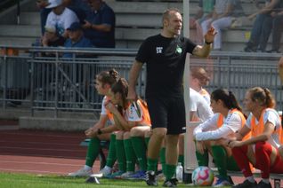 Der Maichinger Steven Riechers geht im Sommer in seine dritte Saison als Trainer der Oberliga-Fußballerinnen des VfL Herrenberg.Bild: Zvizdiç