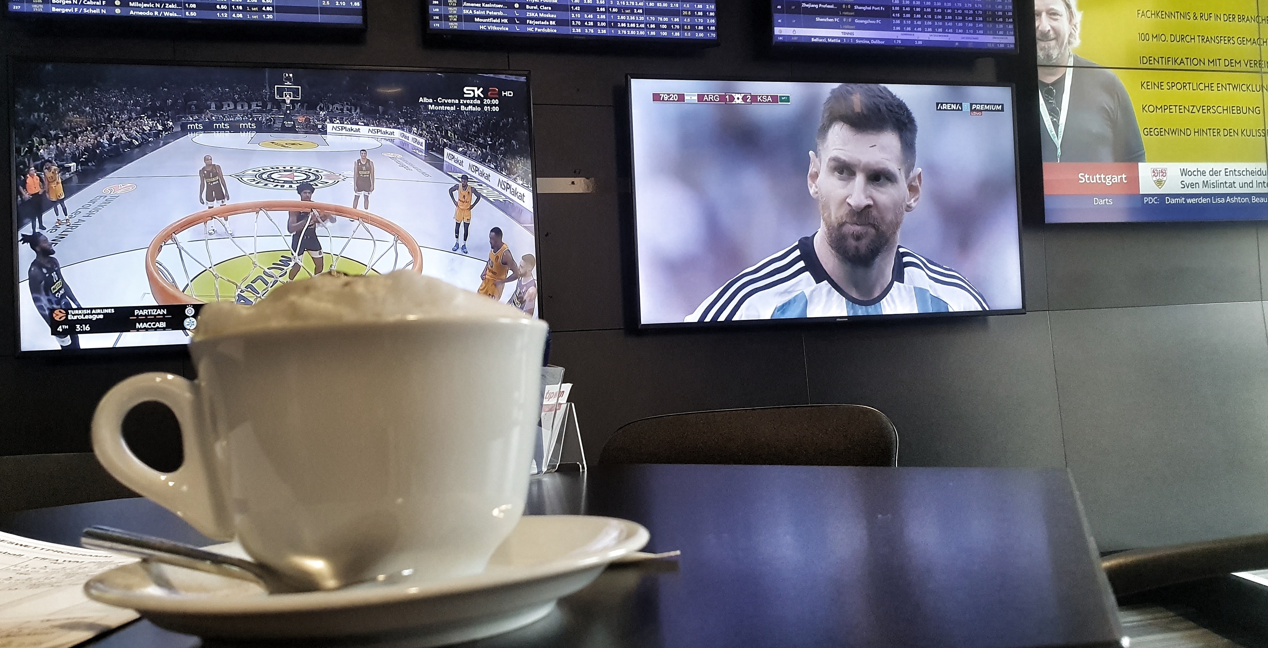 Fußball zum Frühstück – wer daheim kein Magenta TV hat, muss am Dienstagmorgen lange suchen. Und das eher vergeblich.     Bild: Wegner