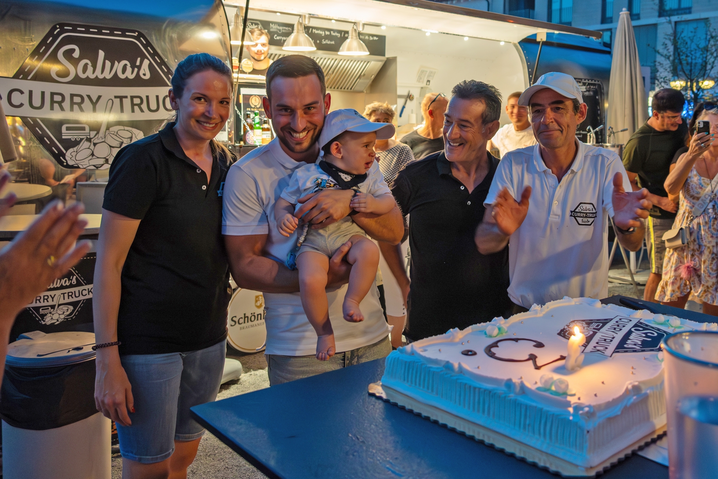 Eine Torte zum dreijährigen Bestehen des Curry Trucks: Anamarija und Salvatore Romeo mit Sohn Francesco, daneben Vater und Opa Francesco Romeo und Danilo Benini (von links). Bild: Nüßle
