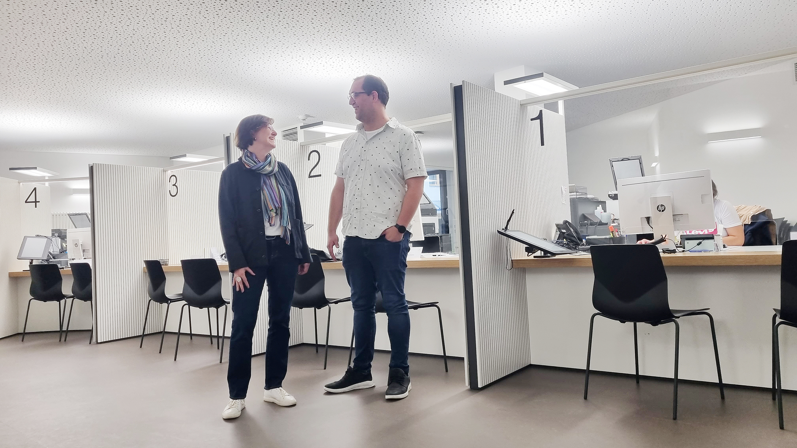 Gisa Gaietto, Leiterin des Bürger -und Ordungsamts im Gespräch mit Marius Koch, Leiter der Abteilung Bürgerdienste haben seit Monaten mit Problemen, zu kämpfen, die nicht hausgemacht sind: Auf der einen Seite drückt der Fachkräftemangel, auf der anderen Seite hat sich der Arbeitsumfang gewaltig erhöht.    Bild: Hamann