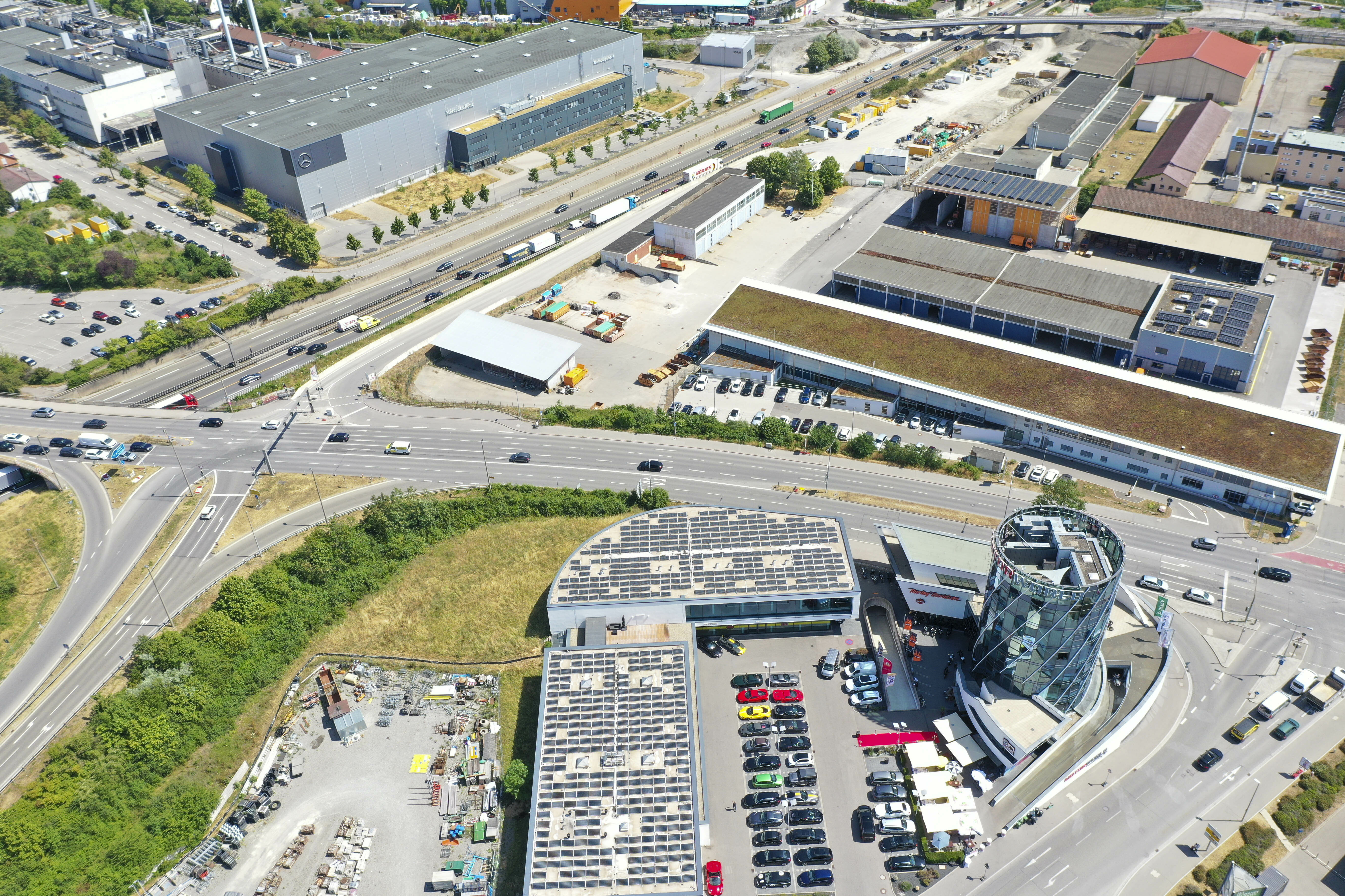 Der Kreuzungsbereich zwischen Tower 66 und Bauhof wird im Zuge des A 81-Ausbaus und mit dem Anschluss der Querspange, die entlang der Autobahn vom Thermalbad direkt aufs Flugfeld führt, stark vergrößert und so gestaltet, dass die Flugfeld-Allee künftig nicht mehr rechts am Tower 66 verläuft, sondern links, wo sich heute noch die A 81-Ausfahrt befindet. Gesucht wird eine Lösung, die auch Fußgängern und Radfahrern eine optimale Verbindung zwischen Böblingen und Sindelfingen ermöglicht.  Bild: Dettenmeyer