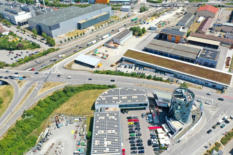 Der Kreuzungsbereich zwischen Tower 66 und Bauhof wird im Zuge des A 81-Ausbaus und mit dem Anschluss der Querspange, die entlang der Autobahn vom Thermalbad direkt aufs Flugfeld führt, stark vergrößert und so gestaltet, dass die Flugfeld-Allee künftig nicht mehr rechts am Tower 66 verläuft, sondern links, wo sich heute noch die A 81-Ausfahrt befindet. Gesucht wird eine Lösung, die auch Fußgängern und Radfahrern eine optimale Verbindung zwischen Böblingen und Sindelfingen ermöglicht. Bild: Dettenmeyer