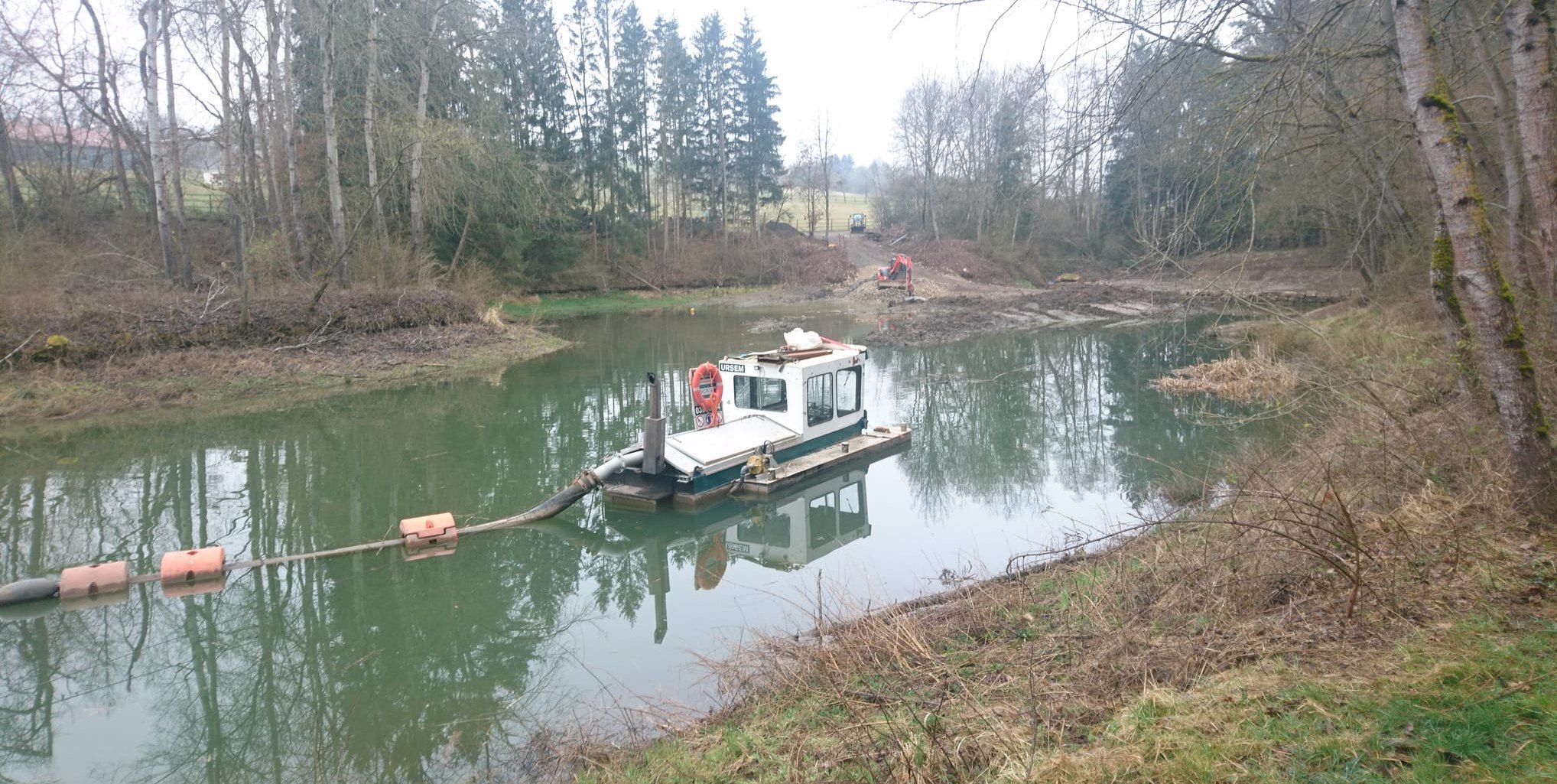 Das Foto zeigt die Entschlammung des Segelbachbeckens, das auch zum Wassserverband Aich gehört.